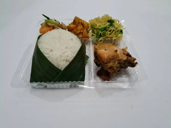 Indonéziai Étel Amely Fehér Rizst Sült Tésztát Sült Chili Szószt — Stock Fotó