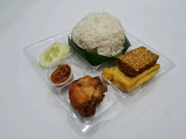 Plato Indonesia Que Contiene Arroz Blanco Tempeh Frito Tofu Frito —  Fotos de Stock