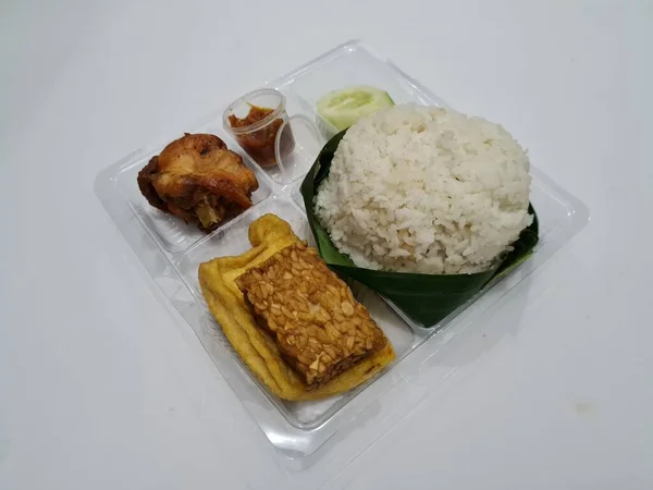 Prato Indonésia Que Contém Arroz Branco Tempeh Frito Tofu Frito — Fotografia de Stock