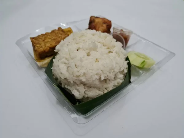 Prato Indonésia Que Contém Arroz Branco Tempeh Frito Tofu Frito — Fotografia de Stock