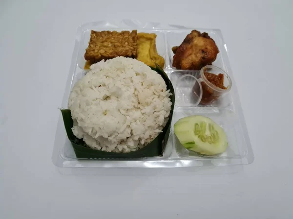 Prato Indonésia Que Contém Arroz Branco Tempeh Frito Tofu Frito — Fotografia de Stock