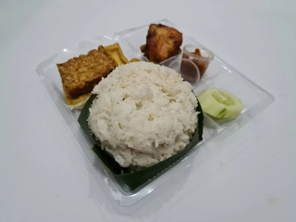 Prato Indonésia Que Contém Arroz Branco Tempeh Frito Tofu Frito — Fotografia de Stock