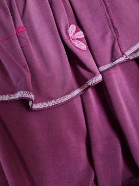 Soyut kumaş arka plan desenli kırmızı elbiseler dalgalı çiçek desenleri ve silüet