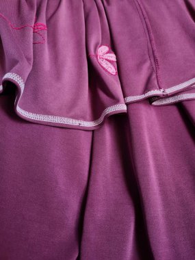 Soyut kumaş arka plan desenli kırmızı elbiseler dalgalı çiçek desenleri ve silüet