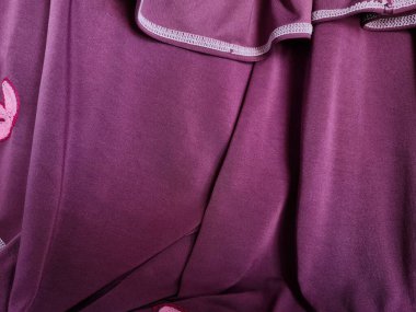 Soyut kumaş arka plan desenli kırmızı elbiseler dalgalı çiçek desenleri ve silüet