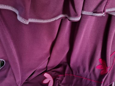 Soyut kumaş arka plan desenli kırmızı elbiseler dalgalı çiçek desenleri ve silüet