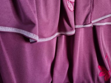 Soyut kumaş arka plan desenli kırmızı elbiseler dalgalı çiçek desenleri ve silüet