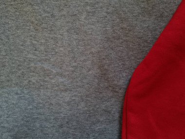 Soyut kumaş arka plan. Gri giysiler kırmızı ile birleştirilmiş.