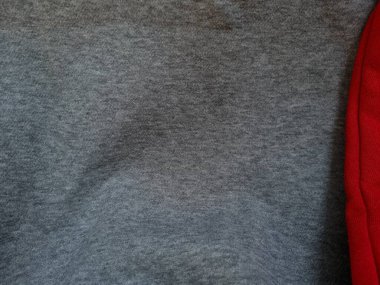 Soyut kumaşın arkaplan fotoğrafı. Gri desenli ve kırmızı ile birleştirilmiş.