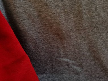 Soyut kumaşın arkaplan fotoğrafı. Gri desenli ve kırmızı ile birleştirilmiş.