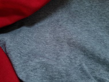 Soyut kumaşın arkaplan fotoğrafı. Gri desenli ve kırmızı ile birleştirilmiş.