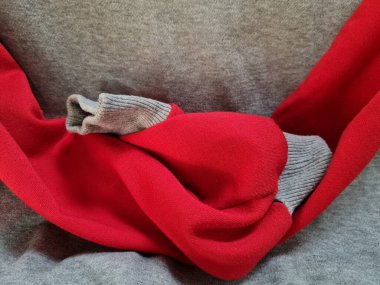 Soyut kumaşın arkaplan fotoğrafı. Gri desenli ve kırmızı ile birleştirilmiş.