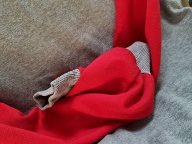 Soyut kumaşın arkaplan fotoğrafı. Gri desenli ve kırmızı ile birleştirilmiş.