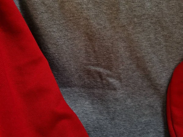 Soyut kumaşın arkaplan fotoğrafı. Gri desenli ve kırmızı ile birleştirilmiş.