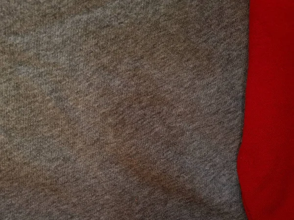 Soyut kumaşın arkaplan fotoğrafı. Gri desenli ve kırmızı ile birleştirilmiş.