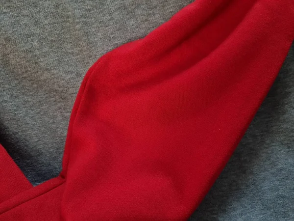 Foto Fondo Tela Abstracta Ropa Gris Texturizada Combinada Con Rojo — Foto de Stock