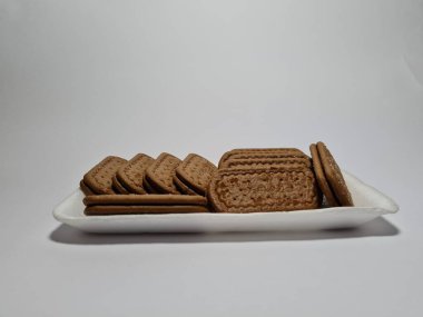 Un ve çikolata tadı olan diğer malzemelerden yapılan abur cuburlara bisküvi denir.