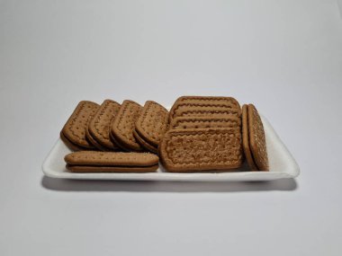 Un ve çikolata tadı olan diğer malzemelerden yapılan abur cuburlara bisküvi denir.