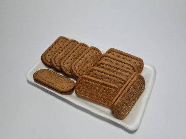 Un ve çikolata tadı olan diğer malzemelerden yapılan abur cuburlara bisküvi denir.