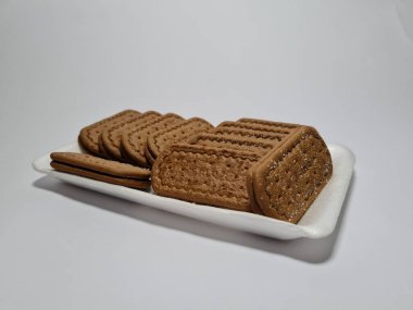 Un ve çikolata tadı olan diğer malzemelerden yapılan abur cuburlara bisküvi denir.