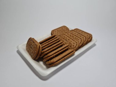 Un ve çikolata tadı olan diğer malzemelerden yapılan abur cuburlara bisküvi denir.