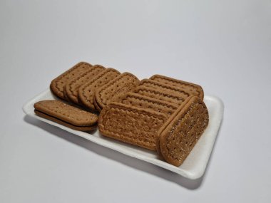 Un ve çikolata tadı olan diğer malzemelerden yapılan abur cuburlara bisküvi denir.