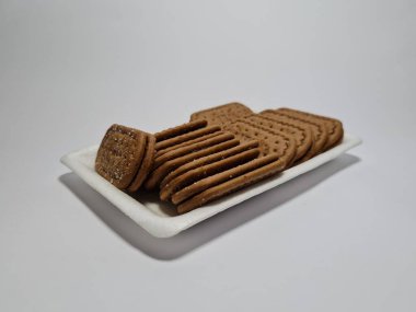 Un ve çikolata tadı olan diğer malzemelerden yapılan abur cuburlara bisküvi denir.