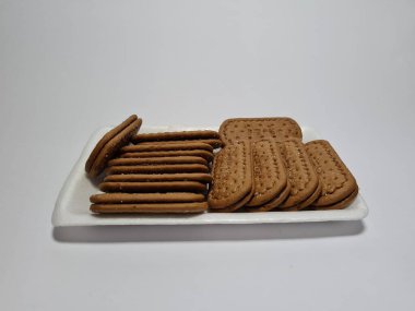 Un ve çikolata tadı olan diğer malzemelerden yapılan abur cuburlara bisküvi denir.