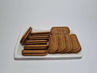 Un ve çikolata tadı olan diğer malzemelerden yapılan abur cuburlara bisküvi denir.