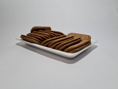 Un ve çikolata tadı olan diğer malzemelerden yapılan abur cuburlara bisküvi denir.