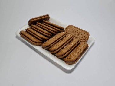 Un ve çikolata tadı olan diğer malzemelerden yapılan abur cuburlara bisküvi denir.