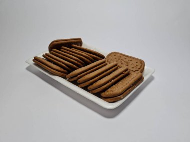 Un ve çikolata tadı olan diğer malzemelerden yapılan abur cuburlara bisküvi denir.