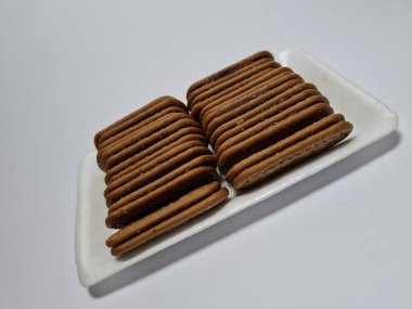 Un ve çikolata tadı olan diğer malzemelerden yapılan abur cuburlara bisküvi denir.