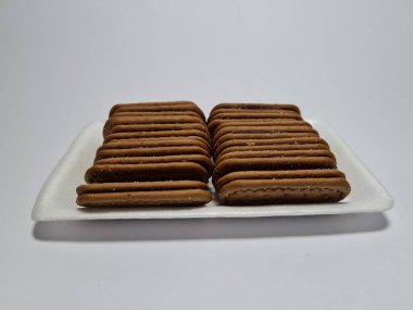 Un ve çikolata tadı olan diğer malzemelerden yapılan abur cuburlara bisküvi denir.