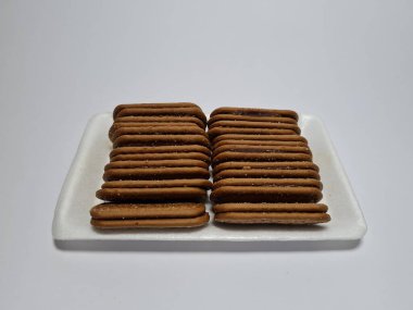 Un ve çikolata tadı olan diğer malzemelerden yapılan abur cuburlara bisküvi denir.