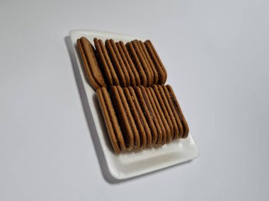 Un ve çikolata tadı olan diğer malzemelerden yapılan abur cuburlara bisküvi denir.