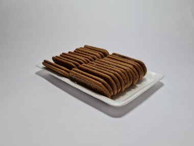 Un ve çikolata tadı olan diğer malzemelerden yapılan abur cuburlara bisküvi denir.