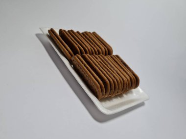 Un ve çikolata tadı olan diğer malzemelerden yapılan abur cuburlara bisküvi denir.