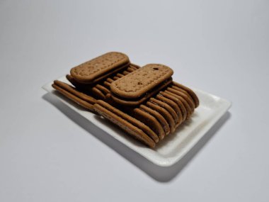 Un ve çikolata tadı olan diğer malzemelerden yapılan abur cuburlara bisküvi denir.