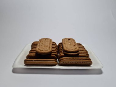 Un ve çikolata tadı olan diğer malzemelerden yapılan abur cuburlara bisküvi denir.