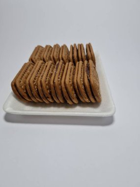 Un ve çikolata tadı olan diğer malzemelerden yapılan abur cuburlara bisküvi denir.