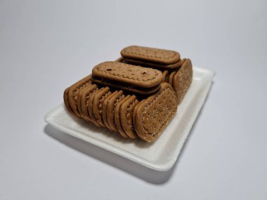 Un ve çikolata tadı olan diğer malzemelerden yapılan abur cuburlara bisküvi denir.