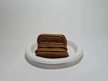 Un ve çikolata tadı olan diğer malzemelerden yapılan abur cuburlara bisküvi denir.