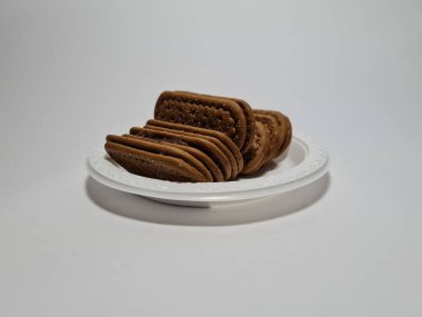 Un ve çikolata tadı olan diğer malzemelerden yapılan abur cuburlara bisküvi denir.