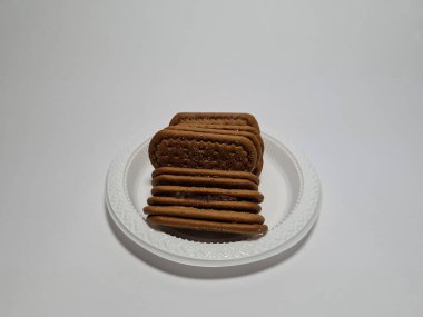 Un ve çikolata tadı olan diğer malzemelerden yapılan abur cuburlara bisküvi denir.