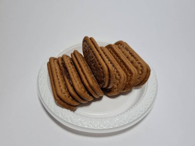 Un ve çikolata tadı olan diğer malzemelerden yapılan abur cuburlara bisküvi denir.