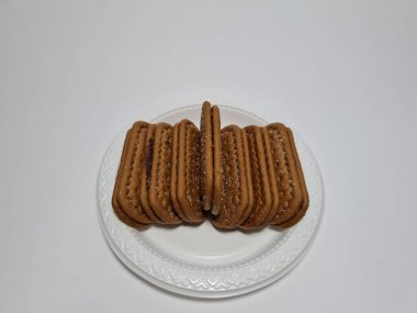 Un ve çikolata tadı olan diğer malzemelerden yapılan abur cuburlara bisküvi denir.