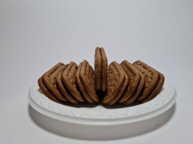 Un ve çikolata tadı olan diğer malzemelerden yapılan abur cuburlara bisküvi denir.