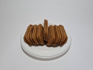 Un ve çikolata tadı olan diğer malzemelerden yapılan abur cuburlara bisküvi denir.