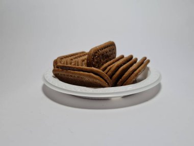 Un ve çikolata tadı olan diğer malzemelerden yapılan abur cuburlara bisküvi denir.